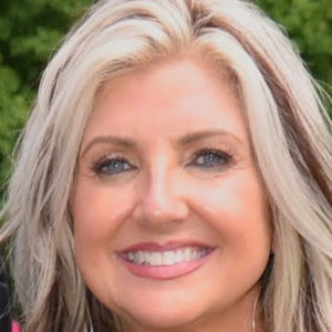 Meet your Posher, Lora